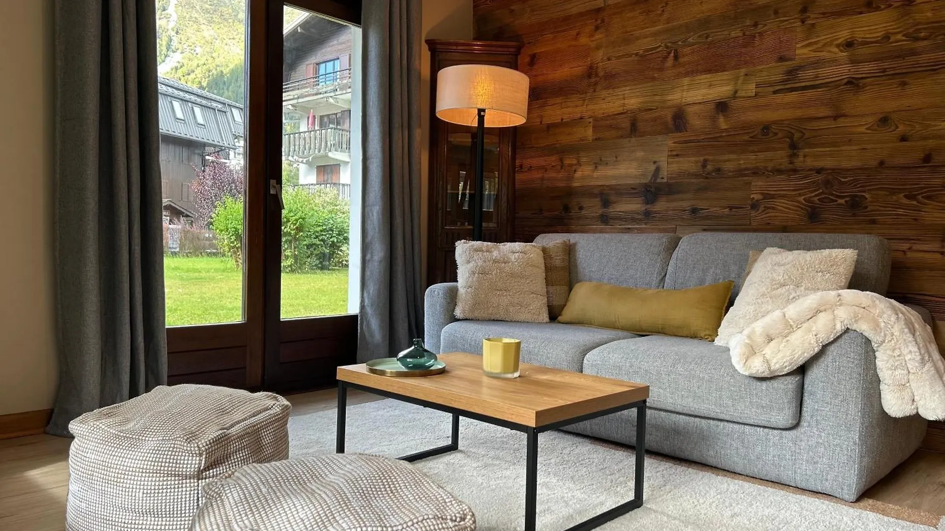 Appartement Style Chalet Avec Grande Terrasse Et Parking Prive Chamonix Mont Blanc